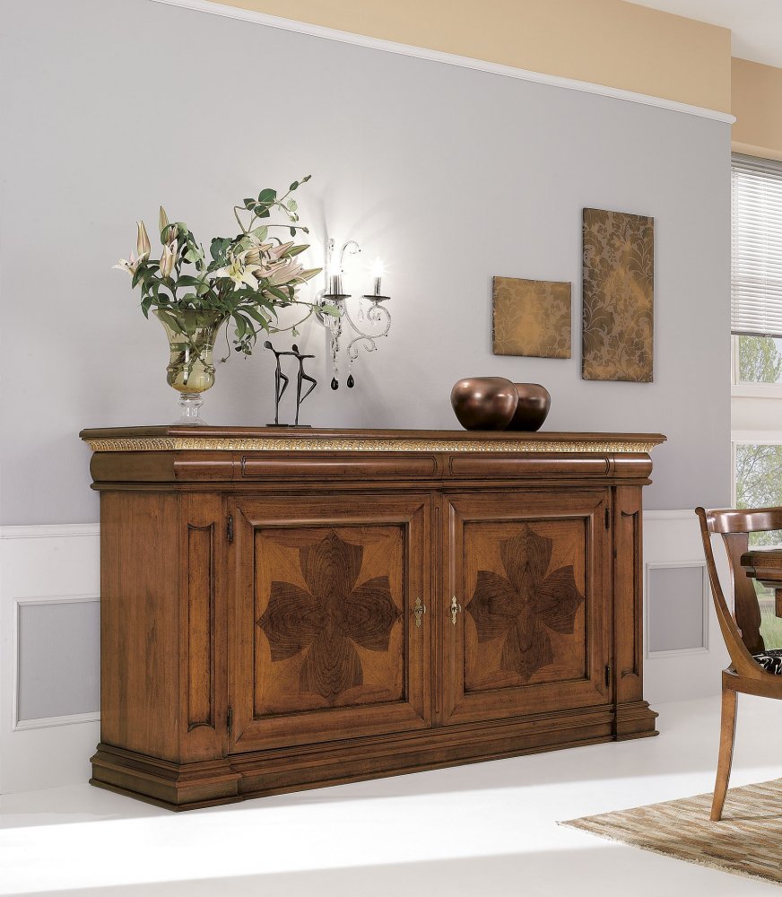 Grande credenza in legno e arte moderna nella sala da pranzo con sedie  imbottite Foto stock - Alamy